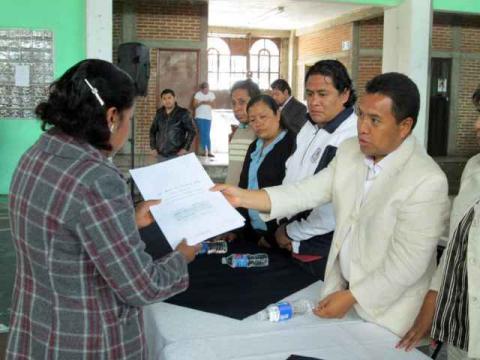 Entregan autoridades de Tetlanohcan escrituras públicas imagen 2