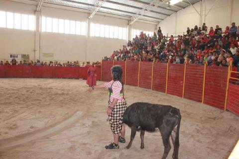 Organiza Ayuntamiento festival cómico taurino en el día del niño imagen 1