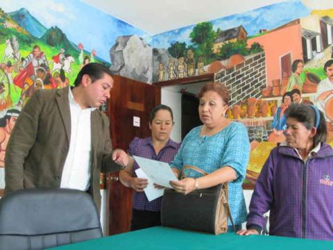 Entregan cheques de apoyo educativo en Tzompantepec imagen 3