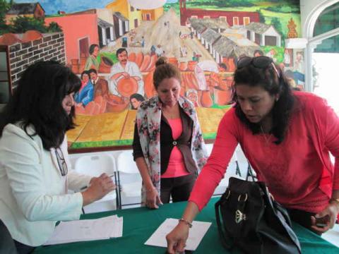 Entregan cheques de apoyo educativo en Tzompantepec imagen 4