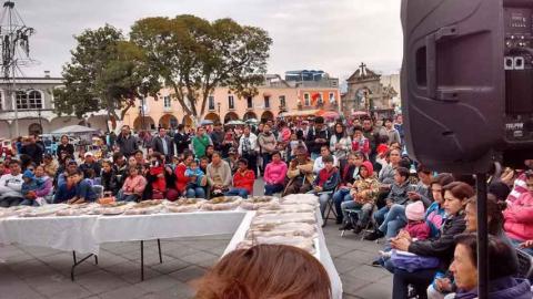 Tradicional partida de rosca de reyes en Zacatelco imagen 2