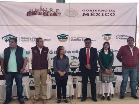 Asiste el alcalde Rivera Mora a entrega de Becas Benito Juárez en Ahuashuatepec