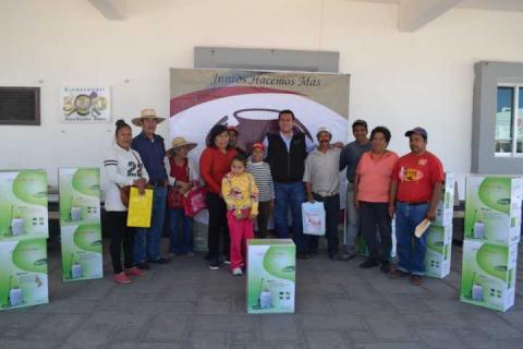 Entregan 13 aspersores a productores de campo en Tzompantepec