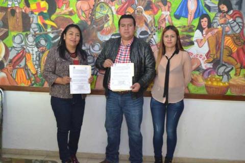 Gobierno de Tzompantepec entrega becas de estímulo a la Educación