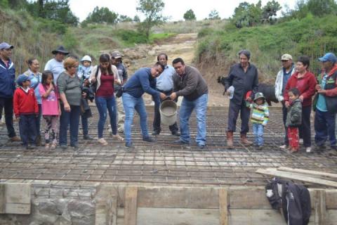 Presidente de Tzompantepec construye vías de Comunicación para enlazar a la ciudadanía