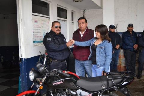 Entrega presidenta de comunidad motocicleta a seguridad pública de Tzompantepec
