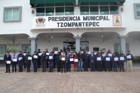 Entrega presidente de Tzompantepec reconocimientos a policía municipales