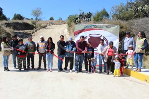 Entrega Presidente de Tzompantepec obra publica de caminos para unir comunidades