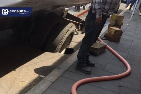 Alcaldesa interina de Tlaxco corta el servicio de agua; pipa se hunde en la calle