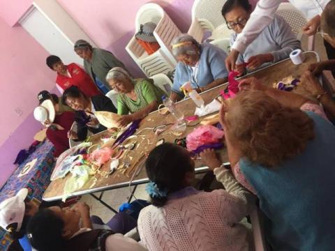 Realizan taller de artesanías para adultos mayores de Tequexquitla imagen 1