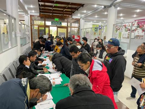 Supervisan entrega de monederos electrónicos de despensa a personal de salud