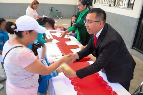 Alcalde Papalotla entrega 250 becas a estudiantes de 13 escuelas primarias
