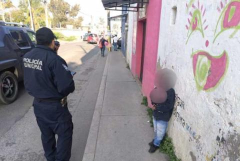 Policía de Papalotla localiza a menor extraviado, a través de DIF municipal lo reúnen con su familia