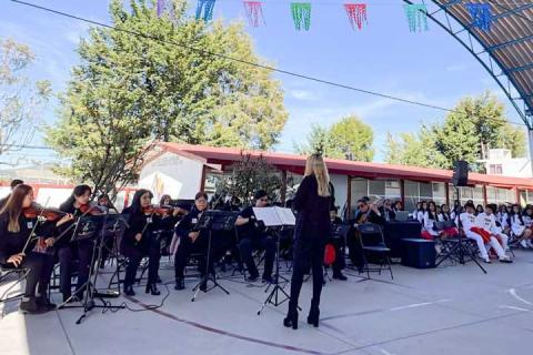 Ensamble Municipal Yoloxóchitl participó en la celebración del 50 aniversario de Secundaria en Tlaxco imagen 1
