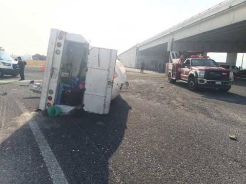 Volcadura de pipa sobre la carretera Xaloztoc–Terrenate imagen 2