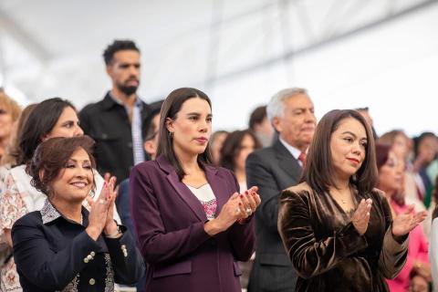 Josefina da cachetada con guante blanco a Lilia y Alfonso