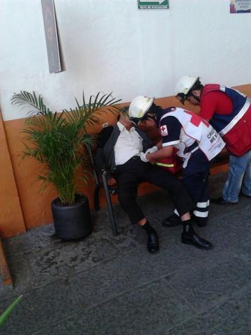 Personal de la Cruz Roja atiende a persona en el Ayuntamiento