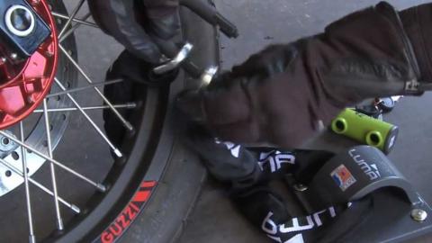 Sujeto le dan baje con su moto en Amaxac de Guerrero