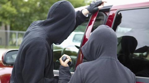 Roban camioneta a un costado de verificentro de Apizaco