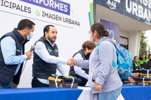 Reitera alcalde de Apizaco compromiso a un año de ser electo; entrega uniformes