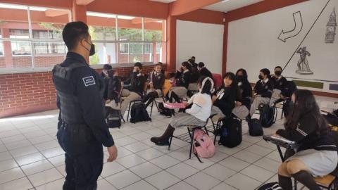 Más cercana la policía de Apizaco, imparte pláticas en secundarias de la comuna