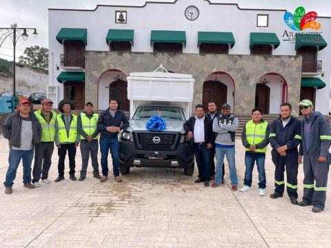 Alcalde de Atlangatepec entrega unidad para recolección de desechos solidos