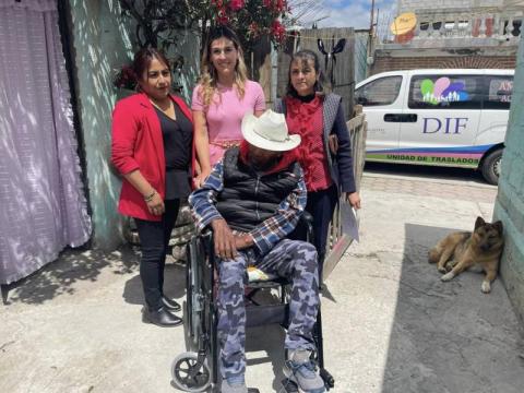 DIF municipal de Atlangatepec entrega aparatos funcionales a personas enfermas