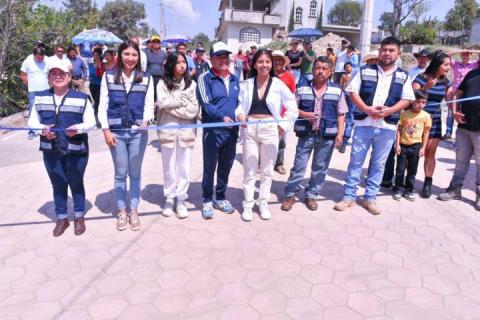 Alcalde de Apetatitlán entrega construcción de pavimento en calle Josefa Ortiz de Domínguez imagen 3