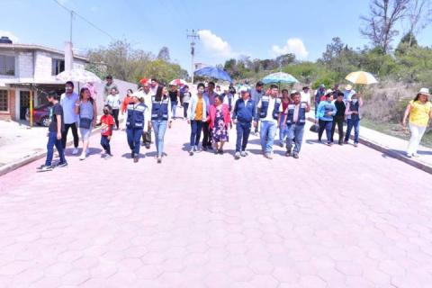 Alcalde de Apetatitlán entrega construcción de pavimento en calle Josefa Ortiz de Domínguez imagen 6
