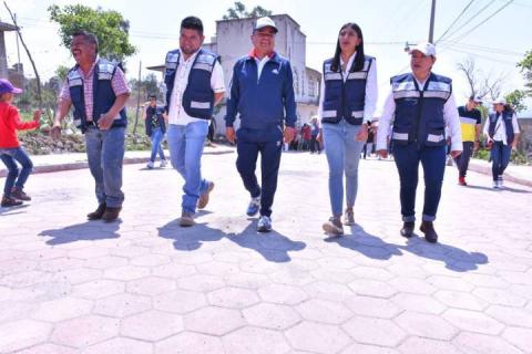Alcalde de Apetatitlán entrega construcción de pavimento en calle Josefa Ortiz de Domínguez imagen 7