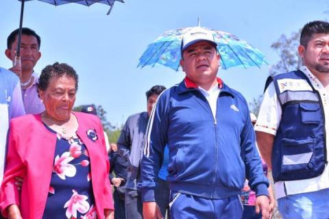 Alcalde de Apetatitlán entrega construcción de pavimento en calle Josefa Ortiz de Domínguez imagen 8