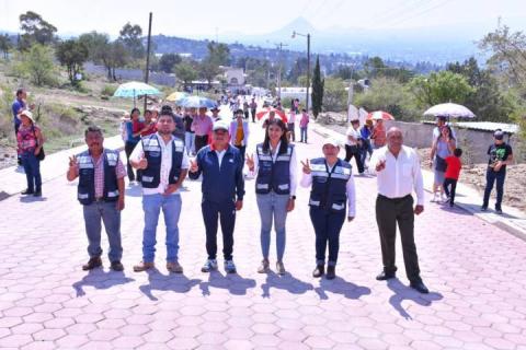 Alcalde de Apetatitlán entrega construcción de pavimento en calle Josefa Ortiz de Domínguez imagen 9