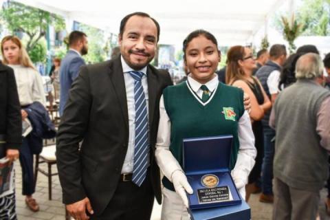Entregan en Apizaco mérito ciudadano a la Escuela Secundaria Federal Número 1 imagen 2