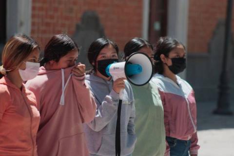 Se manifiestan normalistas de Panotla frente a Palacio de Gobierno imagen 3