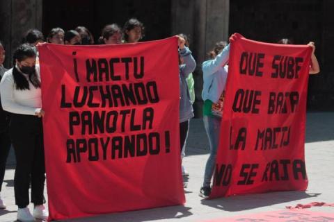 Se manifiestan normalistas de Panotla frente a Palacio de Gobierno imagen 4