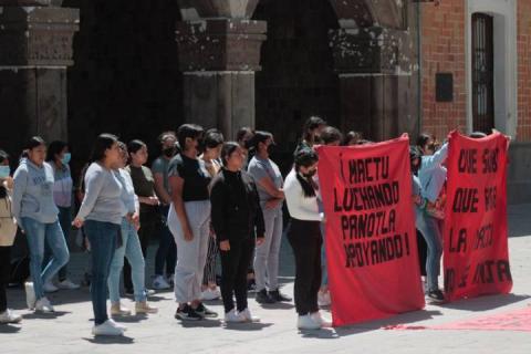 Se manifiestan normalistas de Panotla frente a Palacio de Gobierno imagen 5