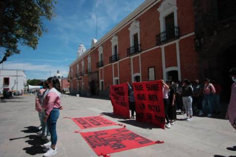 Se manifiestan normalistas de Panotla frente a Palacio de Gobierno imagen 8