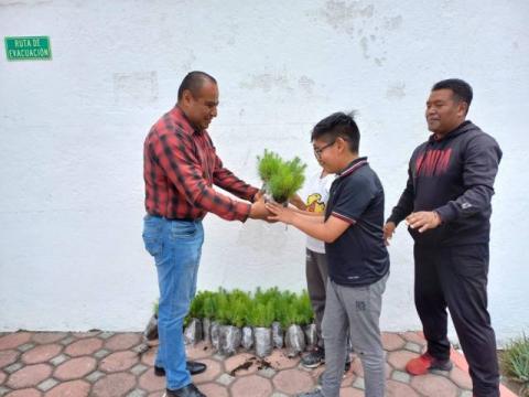 Ayuntamiento de Apetatitlán mantiene campaña permanente de donación y siembra de árboles imagen 7