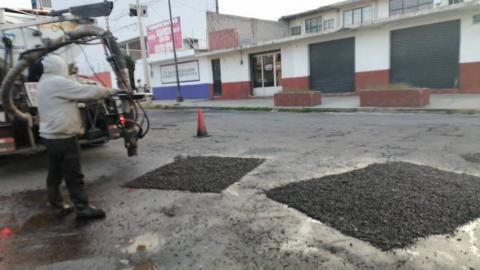 Cuadrillas especiales se encuentran bacheando diferentes calles de Apizaco imagen 4