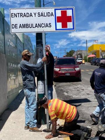 Gobierno de Apetatitlán coloca señalética vial y peatonal en la zona de hospitales imagen 1