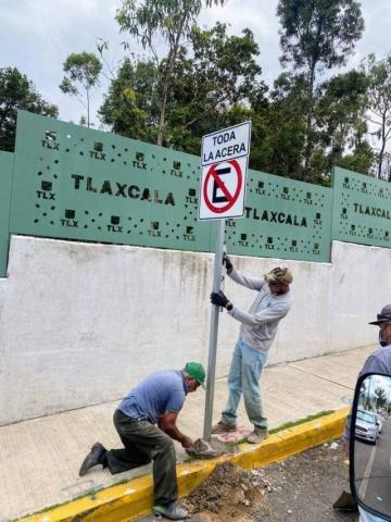 Gobierno de Apetatitlán coloca señalética vial y peatonal en la zona de hospitales imagen 2
