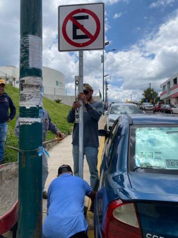 Gobierno de Apetatitlán coloca señalética vial y peatonal en la zona de hospitales imagen 3