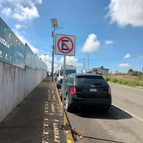 Gobierno de Apetatitlán coloca señalética vial y peatonal en la zona de hospitales imagen 6