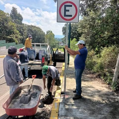 Gobierno de Apetatitlán coloca señalética vial y peatonal en la zona de hospitales imagen 8