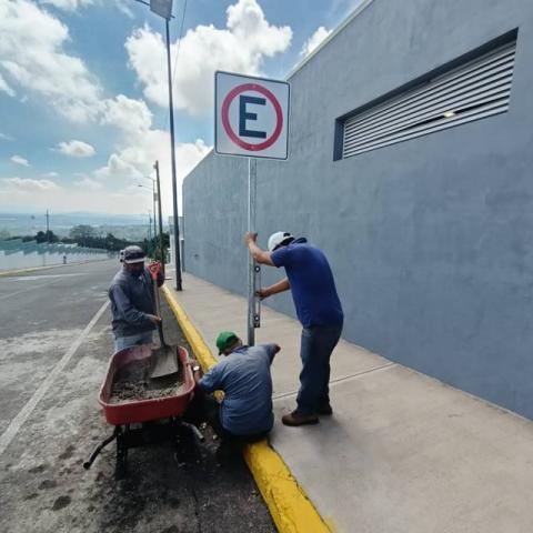 Gobierno de Apetatitlán coloca señalética vial y peatonal en la zona de hospitales imagen 9