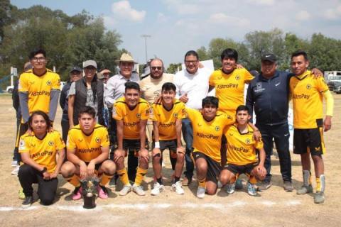 Fiesta familiar y deportiva en Apetatitlán; Anónimas y Barcelona refrenda su titulo imagen 4