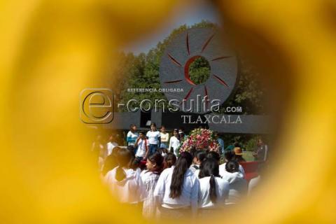 Honran normalistas de Panotla a compañera imagen 1