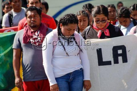 Honran normalistas de Panotla a compañera imagen 2