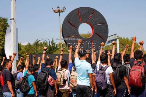 Honran normalistas de Panotla a compañera imagen 3