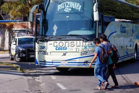 Honran normalistas de Panotla a compañera imagen 6